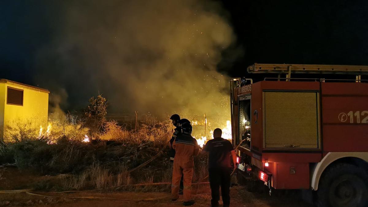 Protección Civil y bomberos del CEIS sofocan un incendio de matorral en Fortuna.