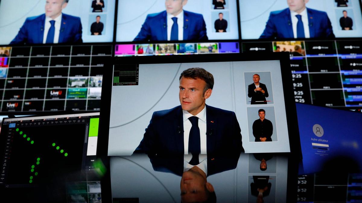 Centro de control de la AFP durante la entrevista televisiva a al presidente francés Emmanuel Macron