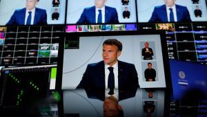 Monitores en el centro de control de la AFP durante la entrevista televisiva a al presidente francés Emmanuel Macron