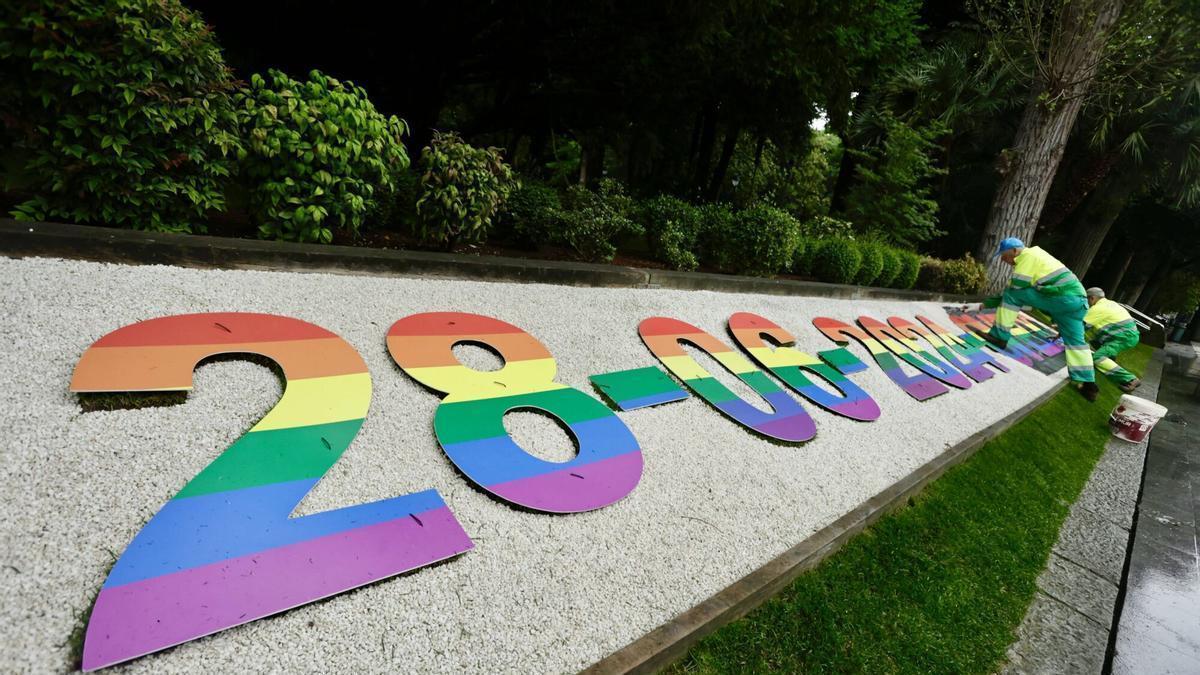 El calendario floral de Oviedo, decorado con los colores de la bandera arcoíris del colectivo LGTBI.