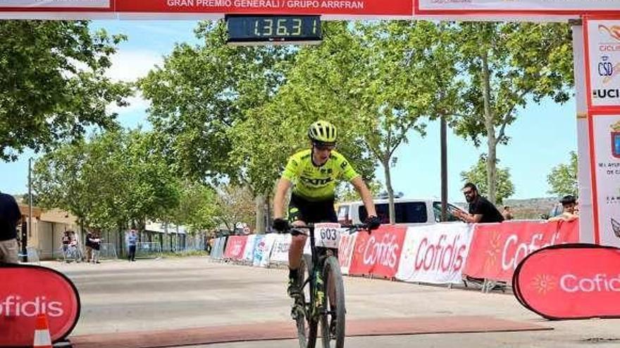 Lara Lois cruza la línea de meta de Villa de Caudete.