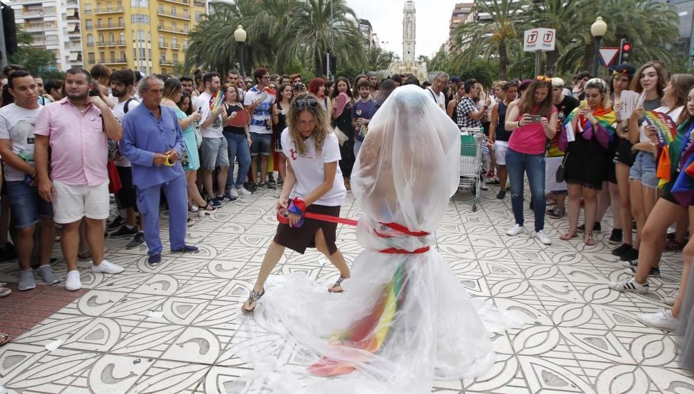 Alicante ondea la bandera del Orgullo LGTBI