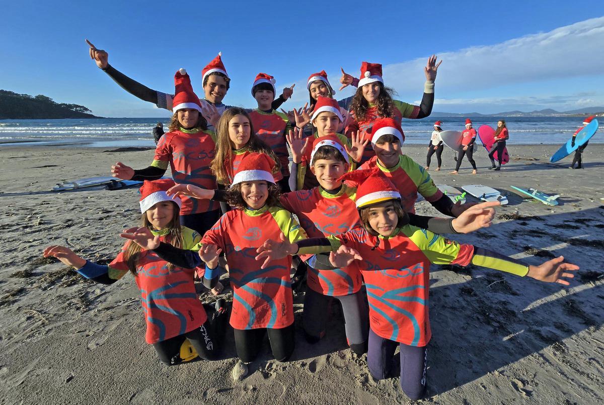 Papá Noeles surfistas solidarios al agua en Patos