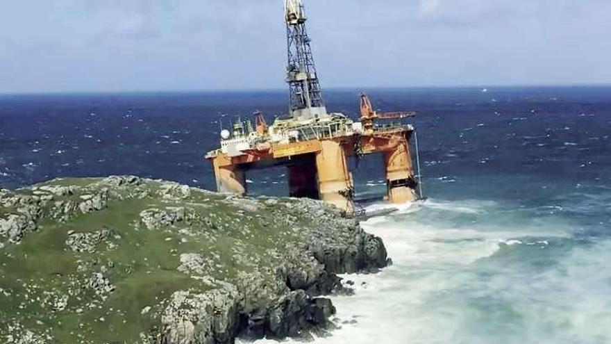La plataforma &quot;Transocean Winner&quot;, que se fue contra las rocas en la Isla de Lewis (Escocia), el pasado mes. // FdV