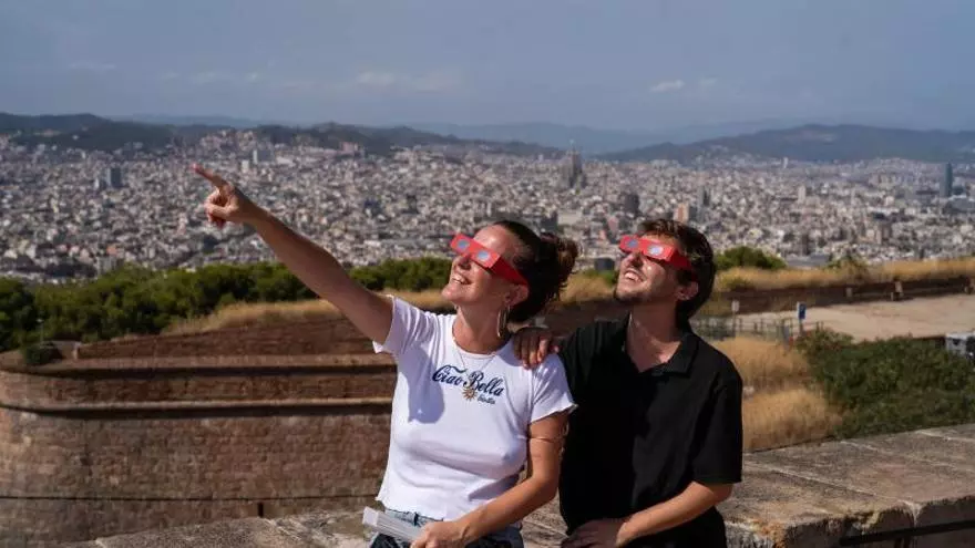 El eclipse solar de hoy en Barcelona: dónde verlo y los lugares que ofrecen las mejores vistas