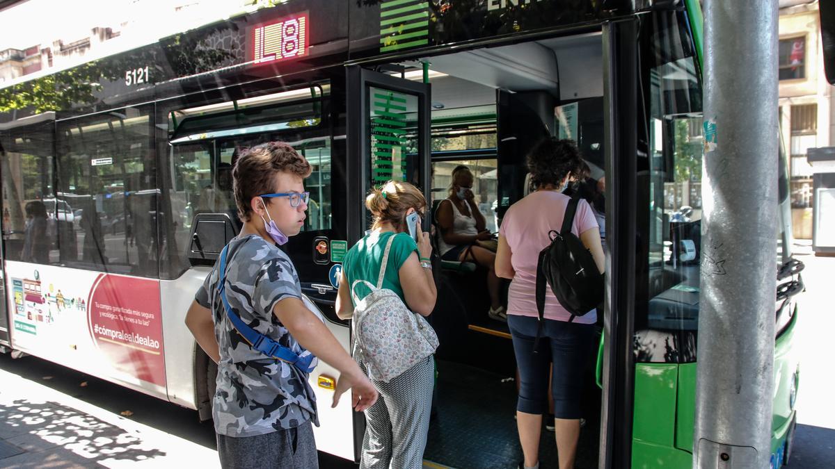 Viajeros toman el autobús en Cáceres.