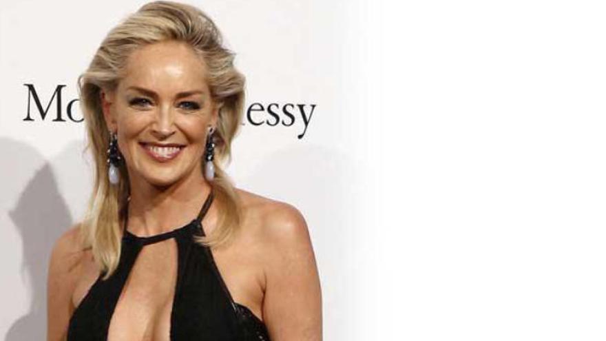 Bloquean a Sharon Stone de una applicación de citas al creer que su perfil era falso