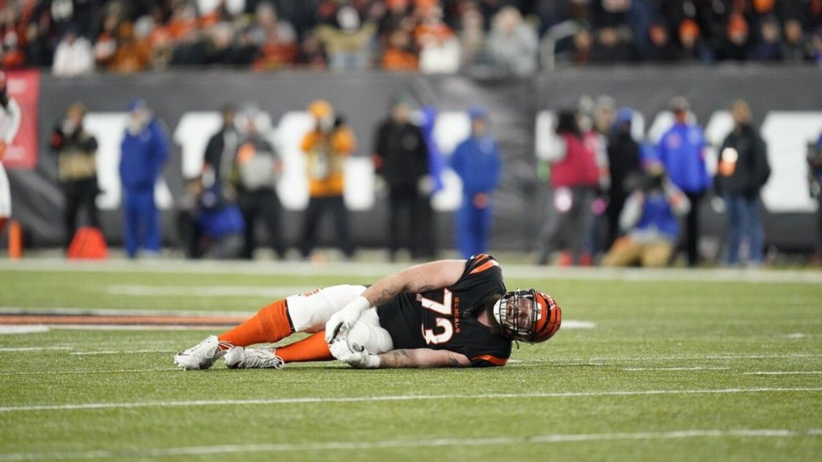 Jonah Williams cayó lesionado en el encuentro ante Baltimore Ravens