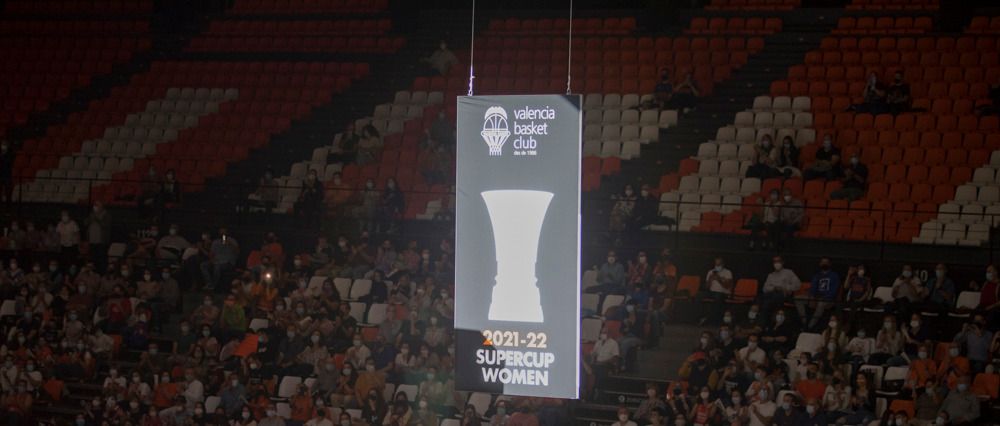 El Valencia iza el estandarte de la Supercopa con una Fonteta entregada