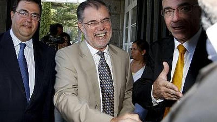 El ministro de Justicia, Mariano Fernández Bermejo, que inauguró el curso de verano de la Universidad Complutense de Madrid &quot;Derechos fundamentales y Justicia penal&quot;, acompañado, a su llegada al Euroforum Infantes, del alcalde de San Lorenzo de El Escorial, José Luis Fernández Quejo (i) y el director de los cursos de verano, Juan Ferrera.