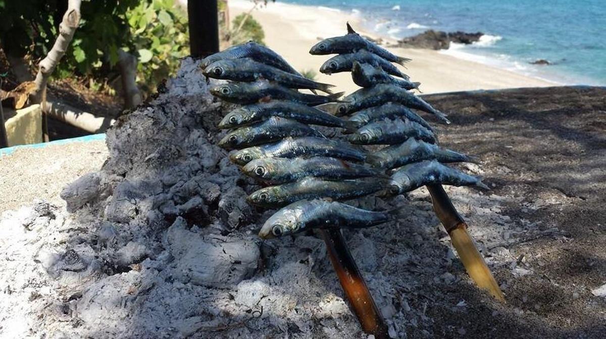 Espetos a fuego lento en las barquitas de El Parador Playa