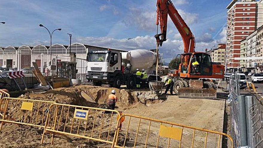 Varios operarios durante unas obras en el servicio de saneamiento.