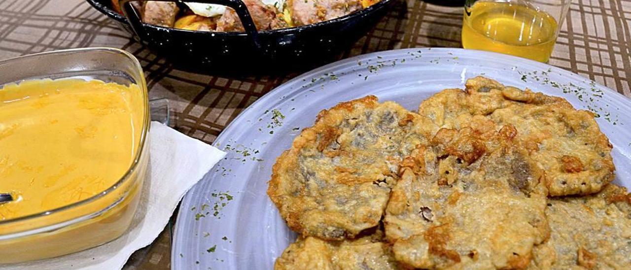 Setas acompañadas de queso afuega&#039;l pitu rojo y blanco, y sartén La Mostayal, que lleva tacos de solomillo, cebolla confitada y huevos.