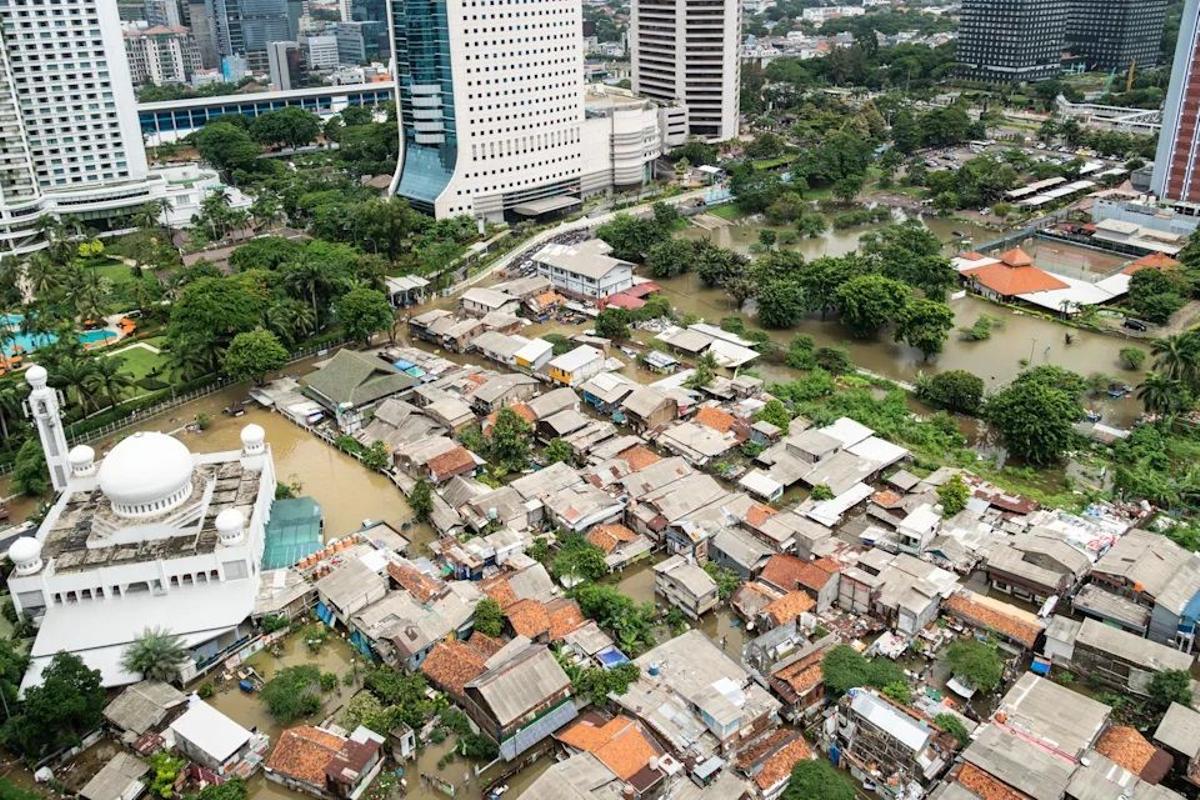 Barrio de Yakarta inundado