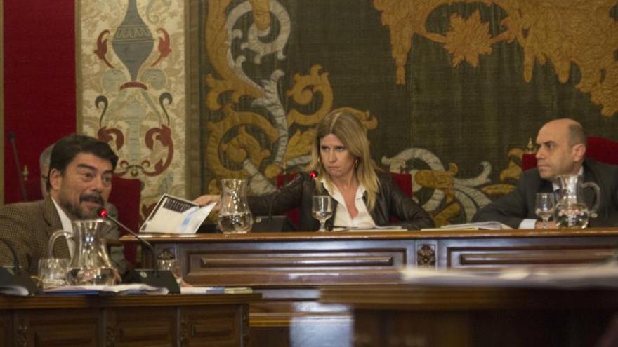 Barcala (PP), junto a Montesinos y Echávarri (del PSOE), en un pleno reciente