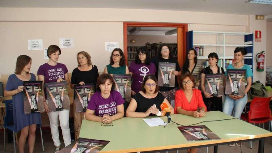 Presentación de la romería feminista ante los medios. A la derecha, sentada, Ánxela González Cid. // FdV