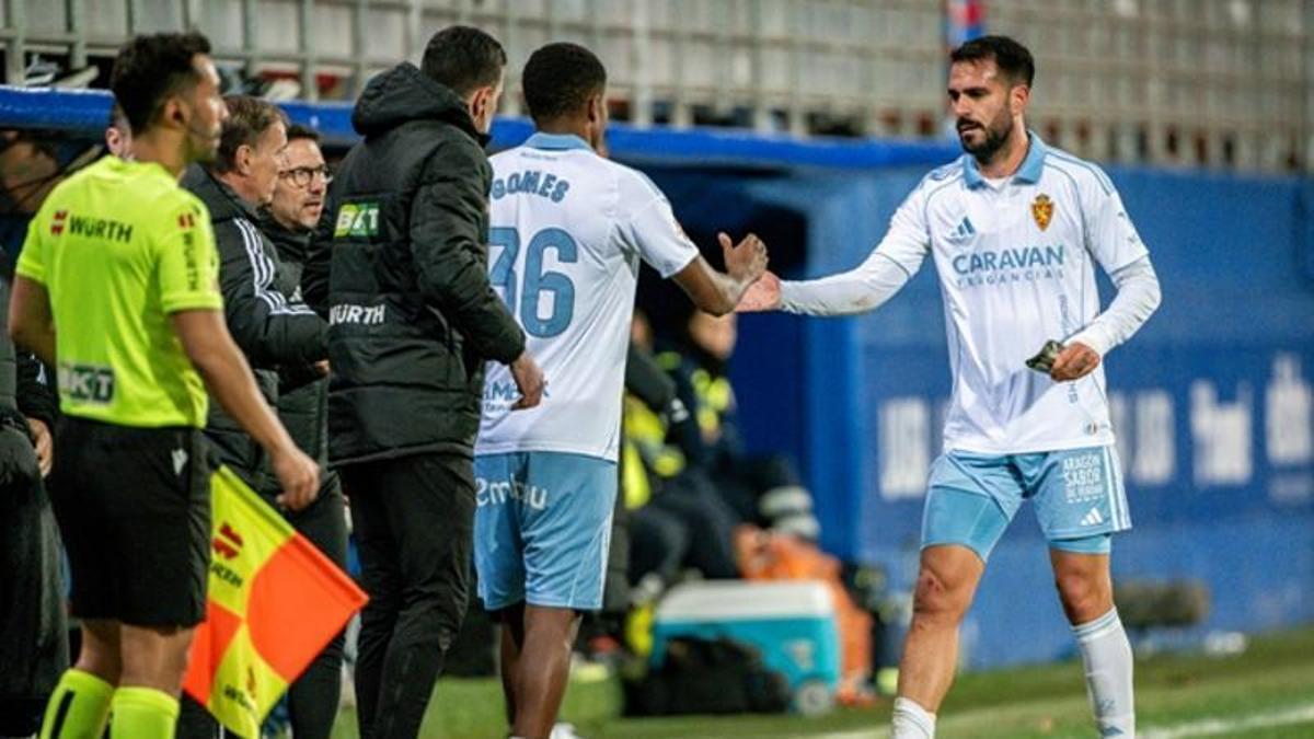 Insua, en el momento de ser sustituido por Gomes tras sufrir molestias en el gemelo en Eibar.