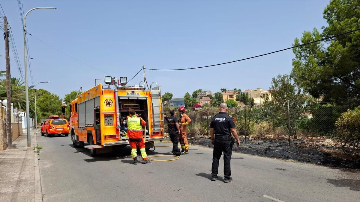 Bomberos y agentes de la Policía Local en la zona afectada, con el fuego ya extinguido.