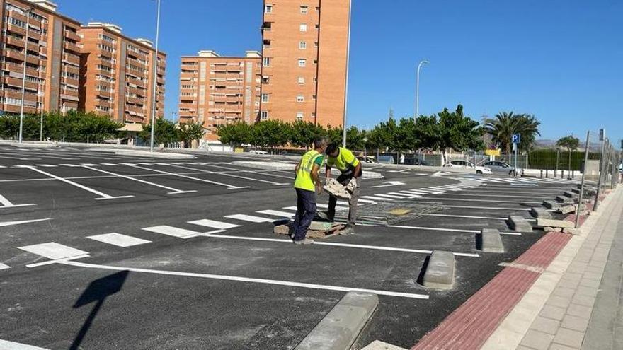 Operarios retiran las vallas del aparcamiento para permitir su uso público