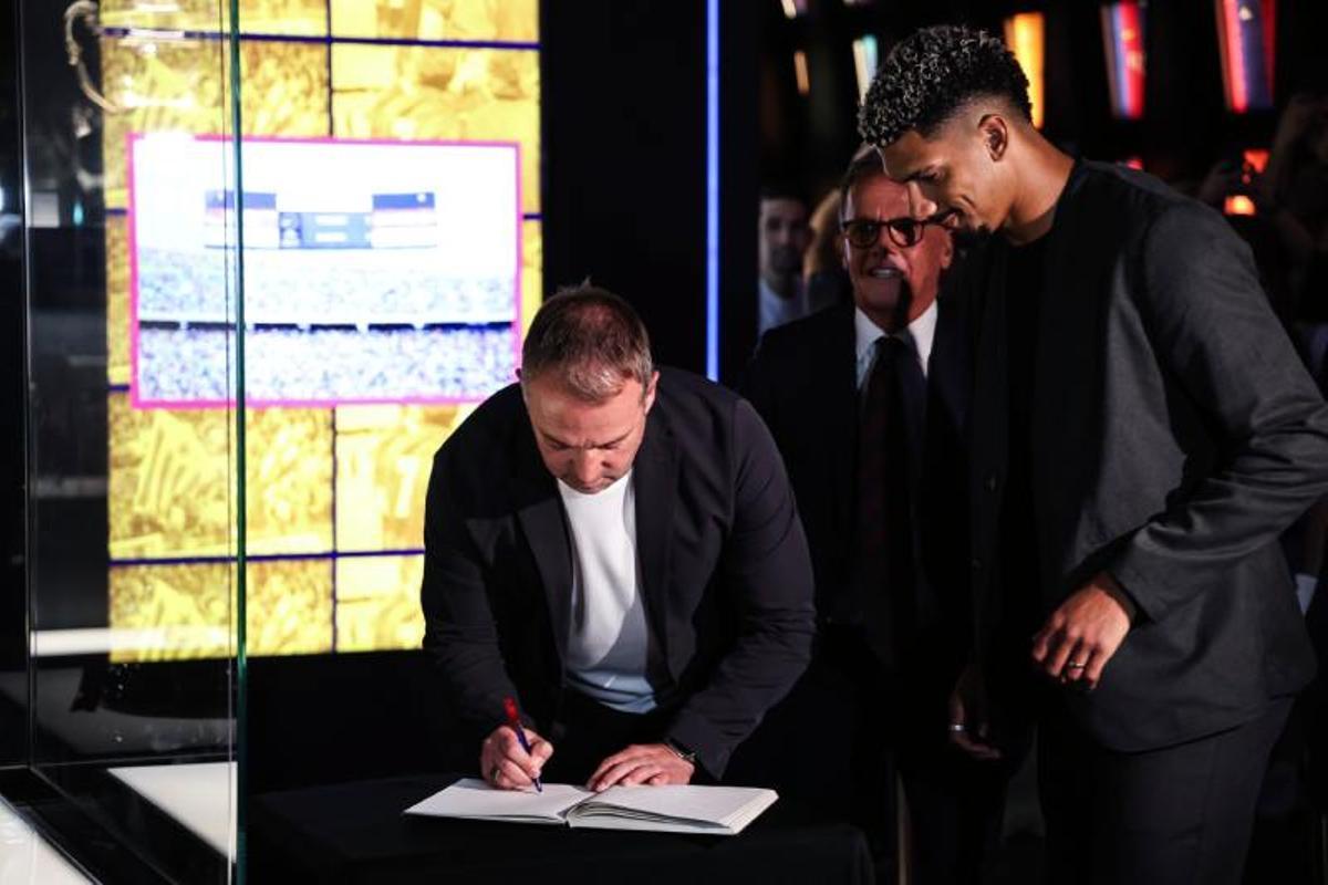 Hansi Flick echando una firma como buen famoso que es