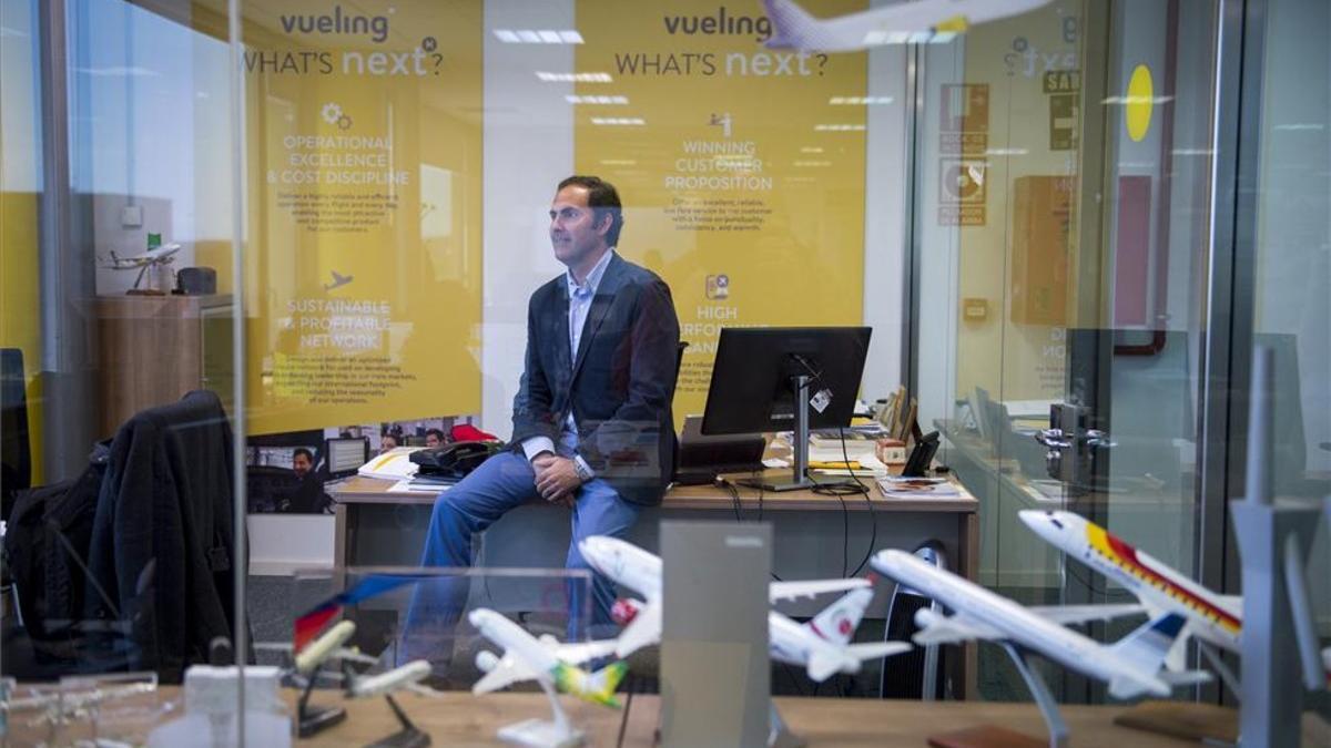 El presidente de Vueling, Javier Sánchez-Prieto, en su despacho.