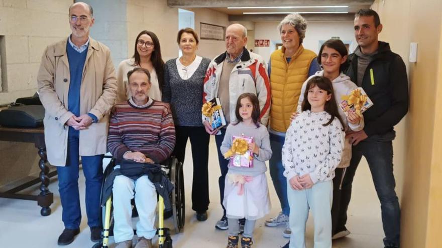 Los grandes lectores de la biblioteca baionesa, con sus premios.