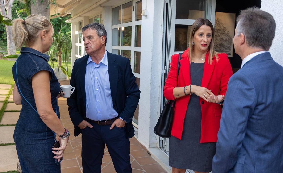 El edil de Urbanismo, Antonio Peral, la directora general de Planeamiento, Leticia Martín, y el profesor universitario Armando Ortuño analizan el futuro documento que aspira a cambiar el porvenir de la ciudad