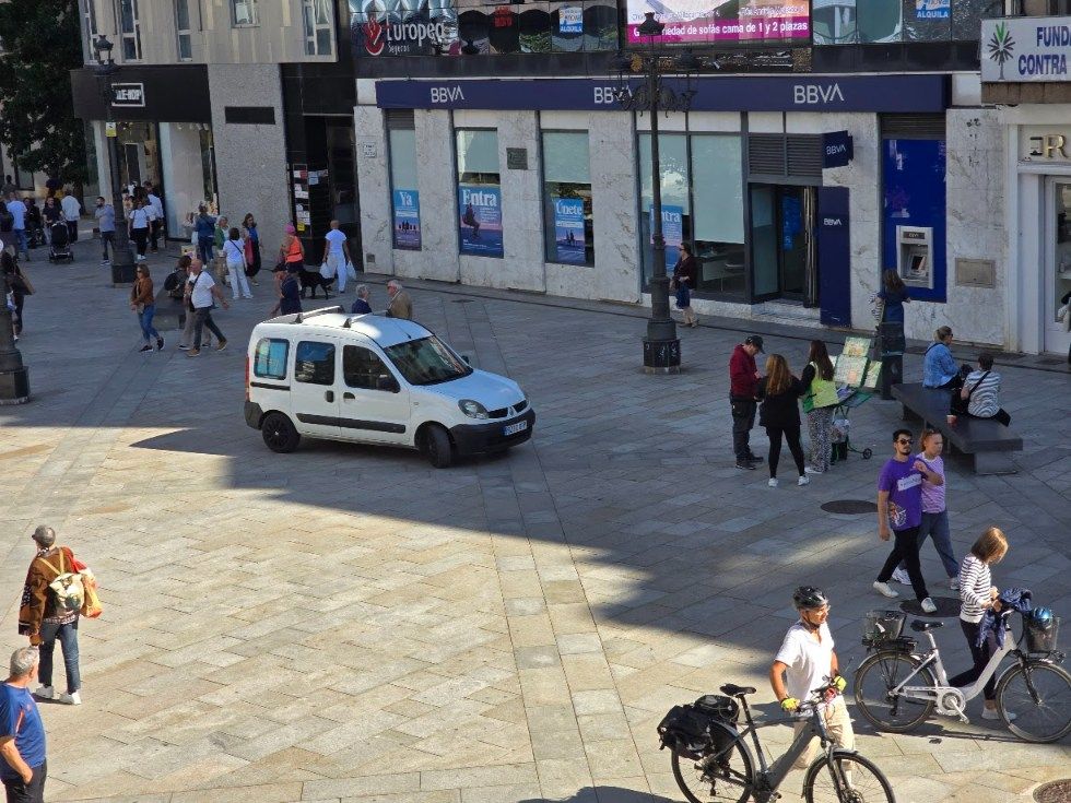 La circulación rodada no cesa en las zonas peatonales de Vilagarcía, ni siquiera con el control policial ejercido.