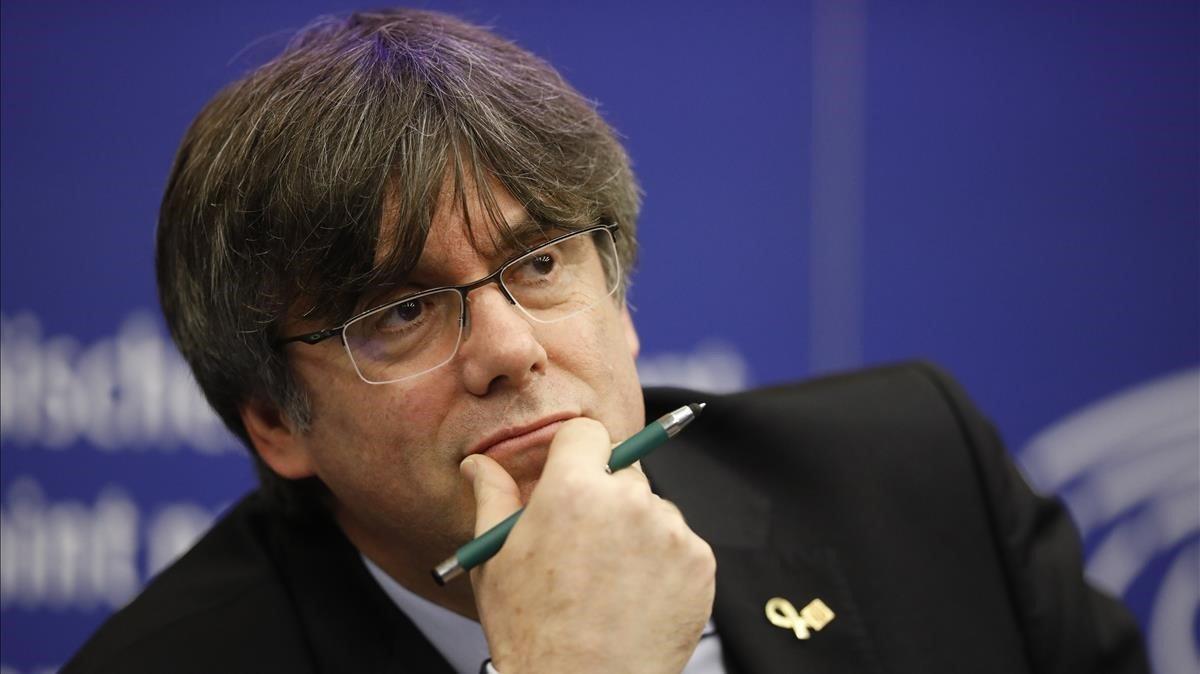 zentauroepp51723868 catalan leader carles puigdemont reacts during a press confe200127172356