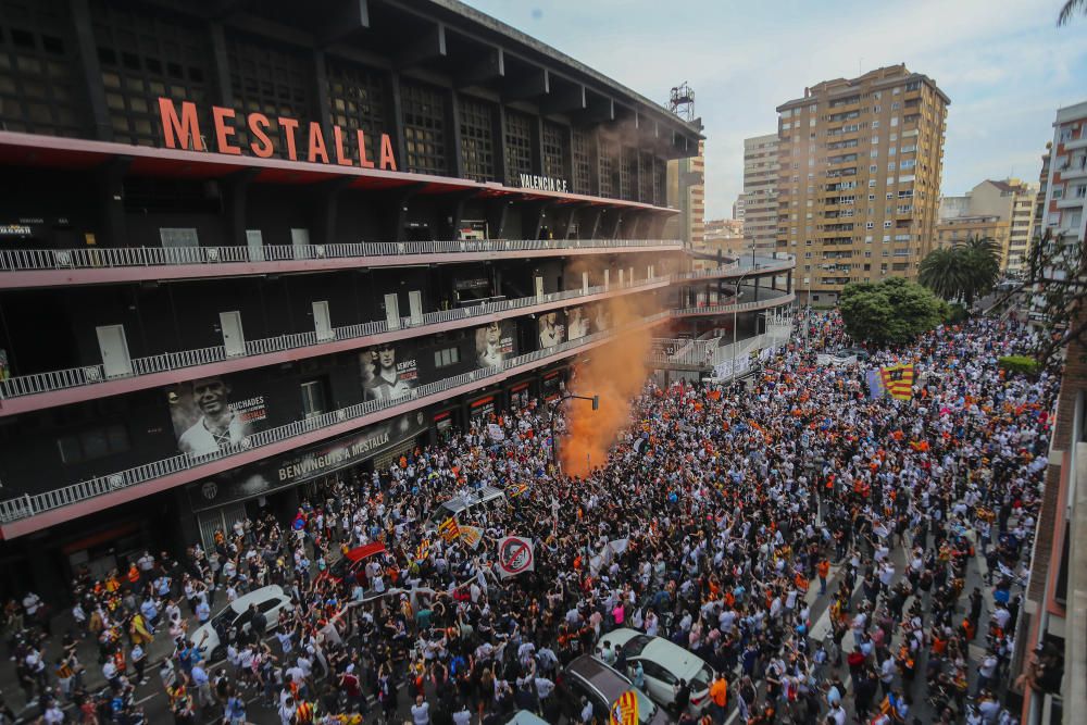 Manifestación de la Afición del Valencia contra Peter Lim