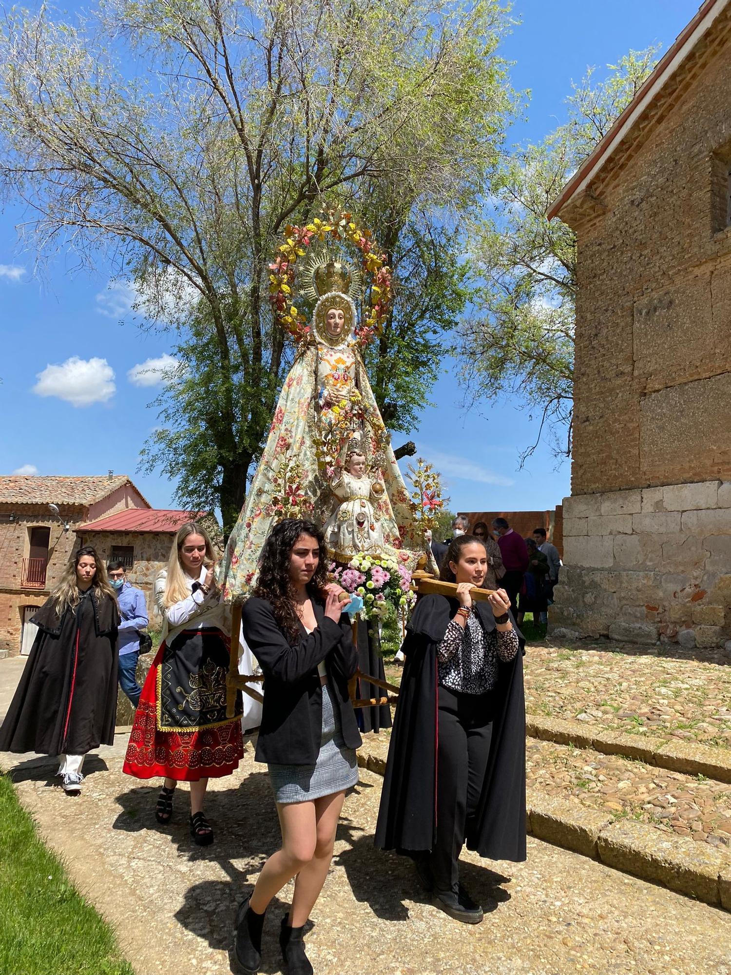 Procesión con la patrona de Pozoantiguo.