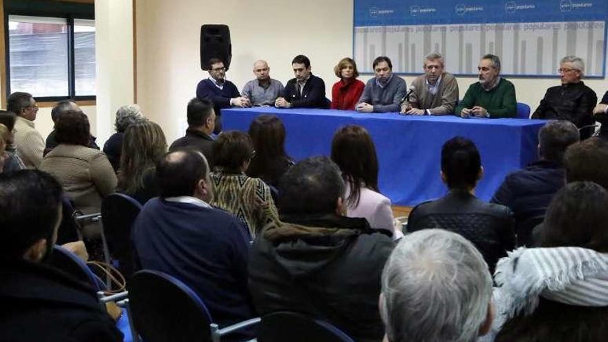 Un momento de la reunión en la sede comarcal del PP. // A. Hernández