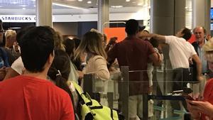 La foto colgada en Twitter en la que se ve el momento de la agresión del trabajador del aeropuerto al pasajero, con su bebé en brazos.