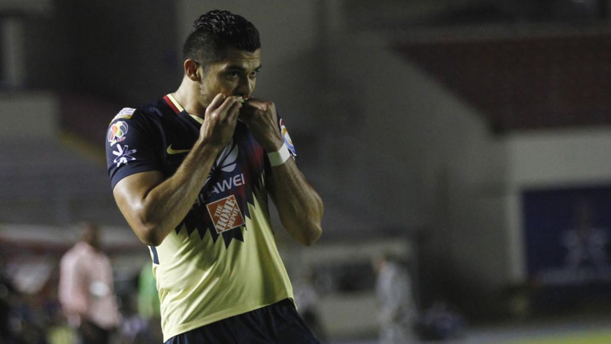 Henry Martín del Club América celebra tras anotar un gol ante el Tauro