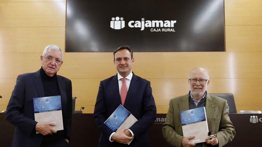 De izquierda a derecha, Manuel Gutiérrez, director de Mediterráneo Económico; Sergio Durán, director territorial de Cajamar en Málaga; y Manuel Toharia, divulgador científico y coordinador del volumen.  | ÁLEX ZEA