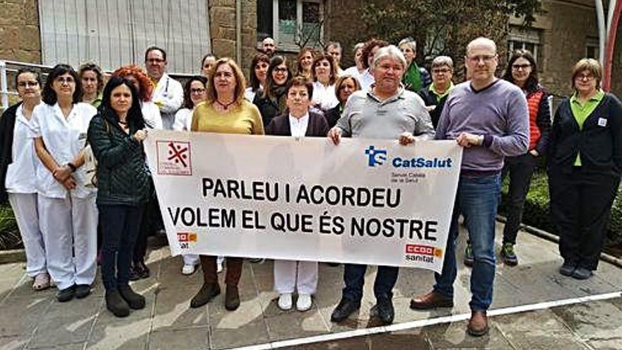 Treballadors del Centre Sanitari manifestant-se ahir al matí