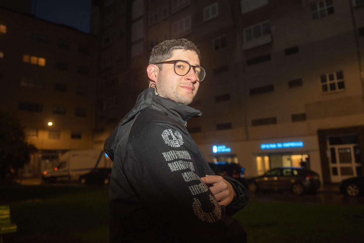 Darío Pérez señala el nombre del Club Balonmano Culleredo.