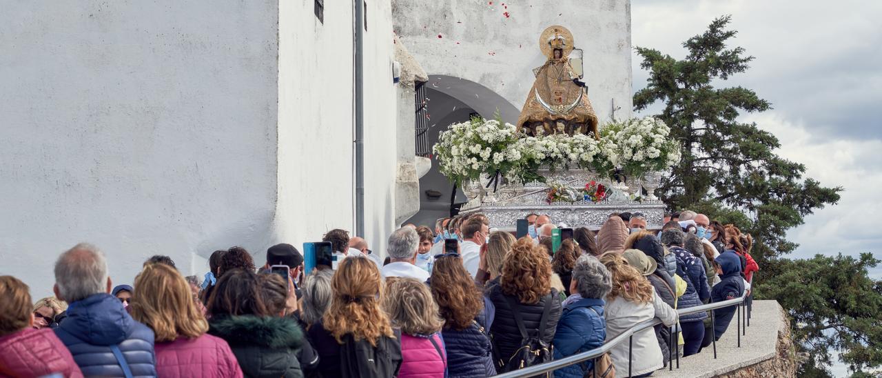 Imagen de la salida de la Virgen de la Montaña del santuario tras dos años sin hacerlo por la pandemia.