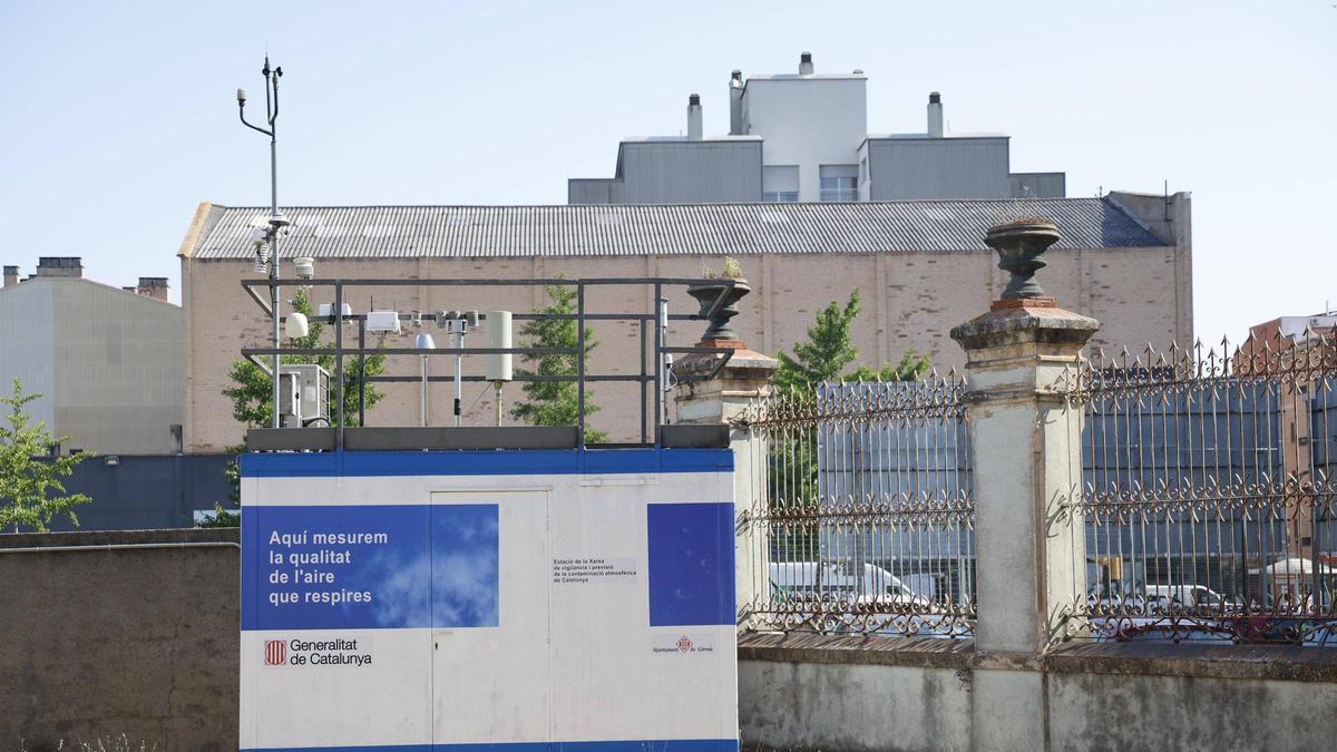 L’aparell per mesurar la qualitat de l’aire de la ciutat de Girona, ubicat al pati de la Casa Ensesa, que acull l’Escola Municipal de Música.