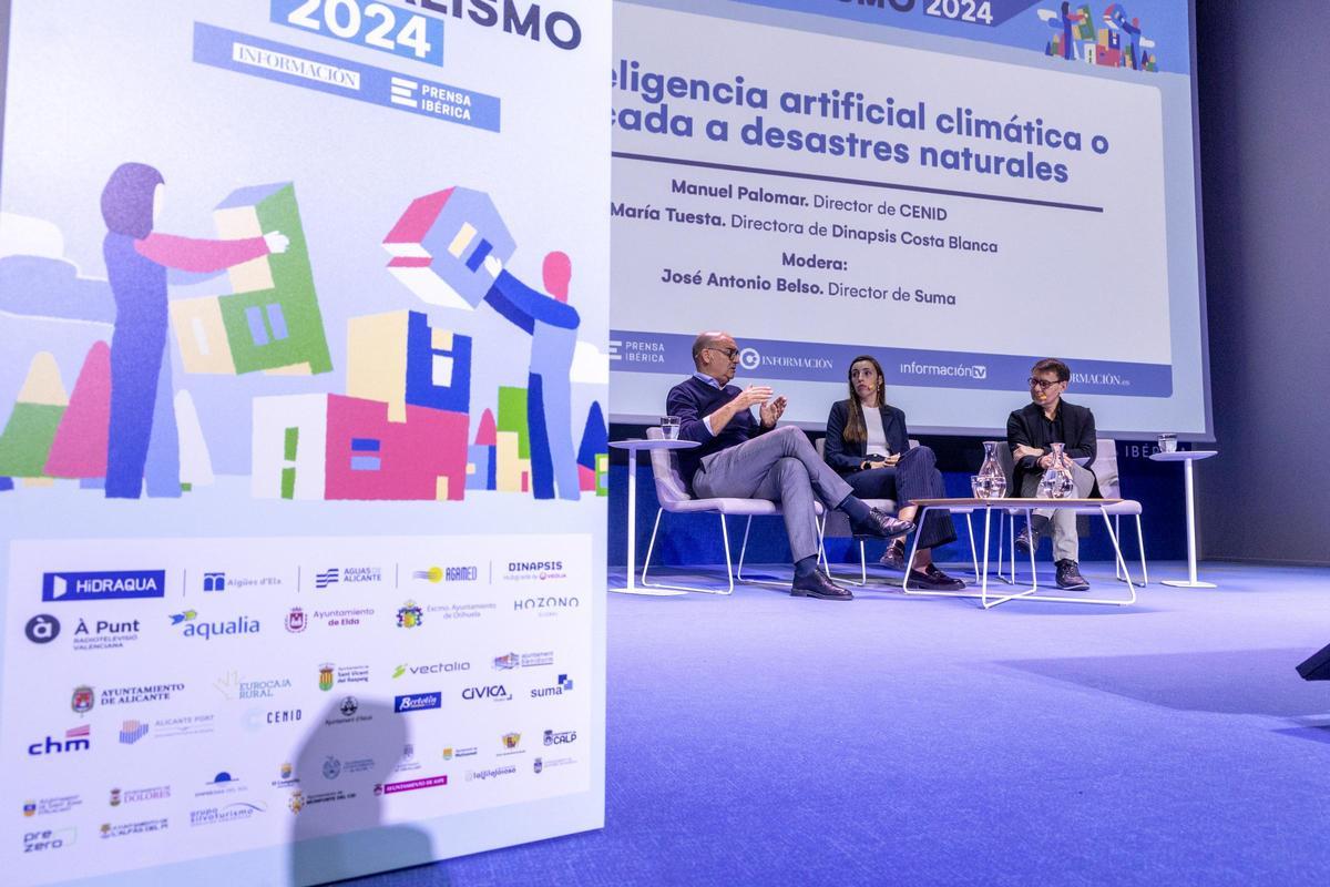 María Tuesta , directora de Dinapsis Costa Blanca durane la  la mesa redonda compuesta por Manuel Palomar, Maria Tuesta y José Antonio Belso.