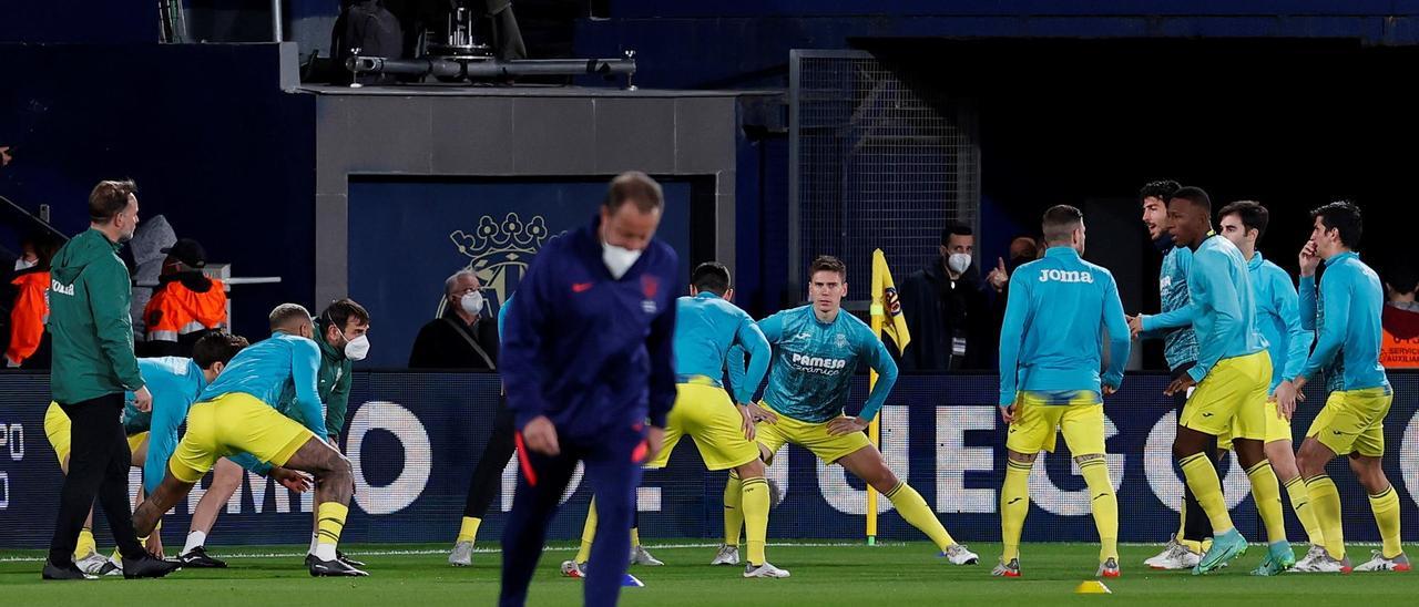 Los jugadores del Villarreal, durante el calentamiento del partido contra el Atlético.