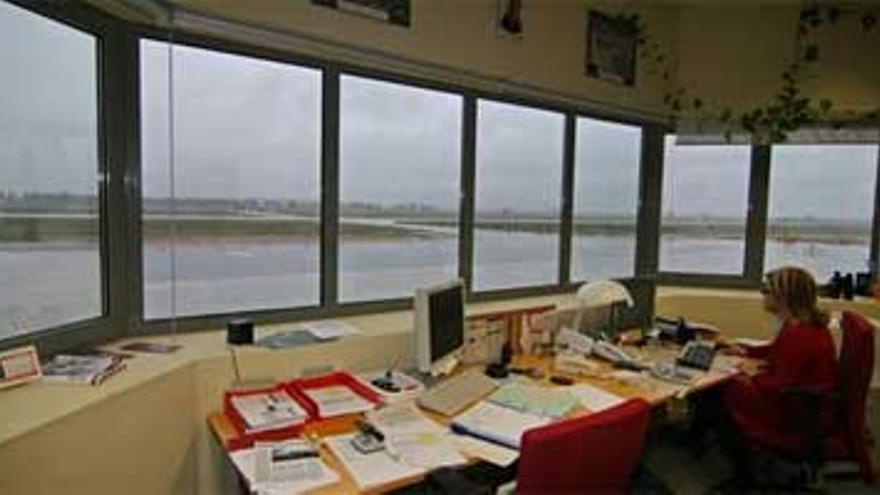 El aeropuerto de Badajoz podrá mantener los controladores porque es una base militar