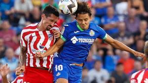 Savic luchando un balón