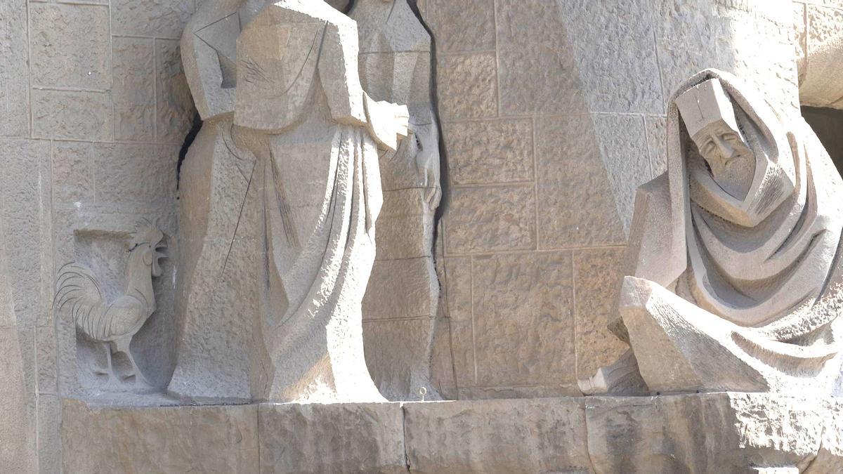 Un gallo, entre las esculturas de la fachada de la Pasión de la Sagrada Familia