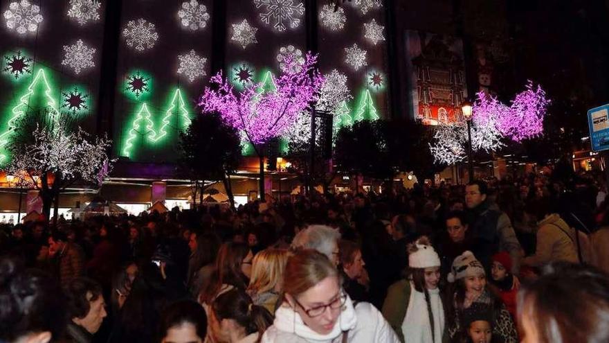 Numerosos vigueses se acercaron ayer a Gran Vía para el tradicional encendido navideño de El Corte Inglés. // José Lores