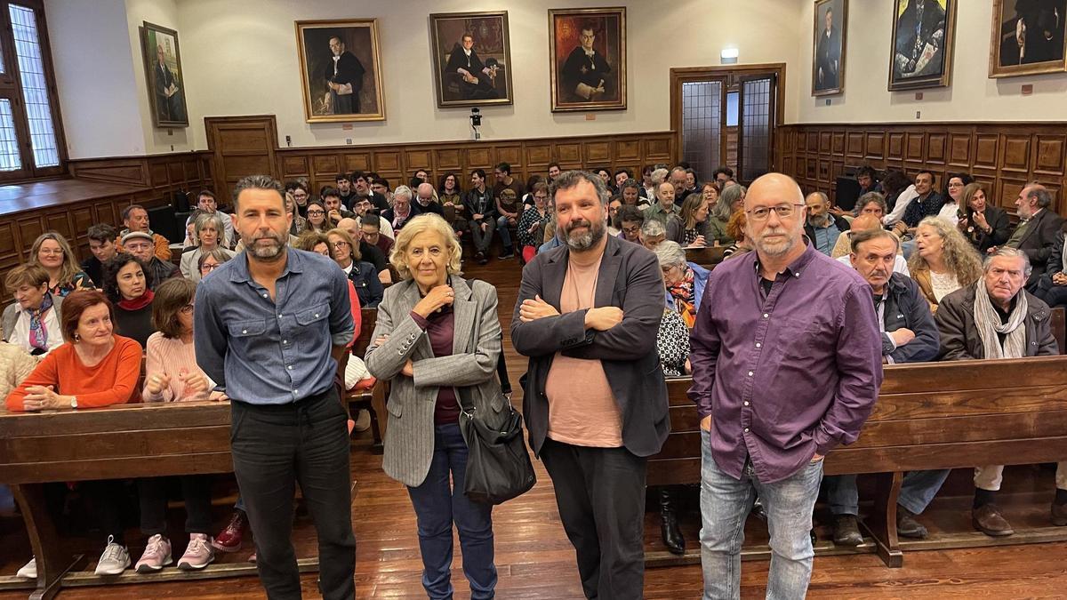 Por la izquierda, en el Aula Magna de la Universidad, el profesor Sergio González Begega, coordinador del programa de Máster en Historia y Análisis Sociocultura; Manuel Carmena; el secretario general de la Universidad, Ángel Espiniella, y el profesor de Historia de la institución Rubén Vega.