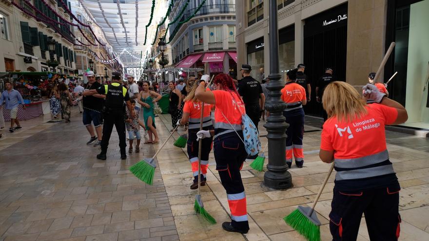 Feria de Málaga 2023 | Operarios de Limasam durante el operativo diario de limpieza del Centro