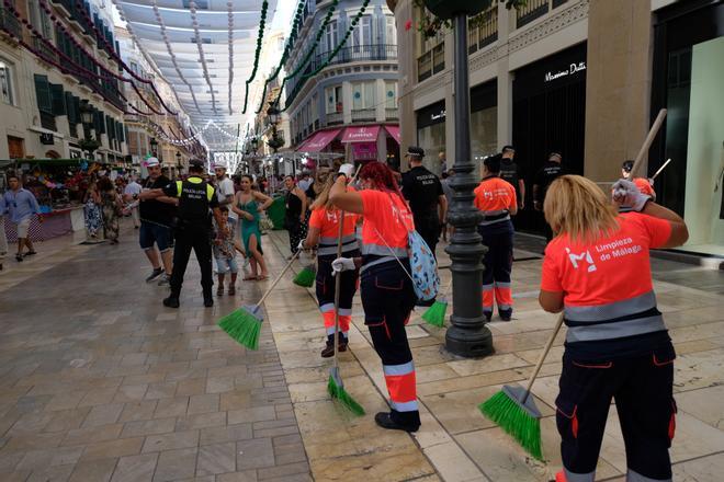 Feria de Málaga 2023 | Operarios de Limasam durante el operativo diario de limpieza del Centro