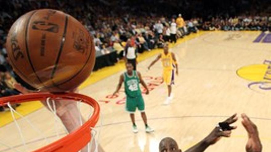 Los Lakers dan el primer golpe en la final de la NBA (102-89)