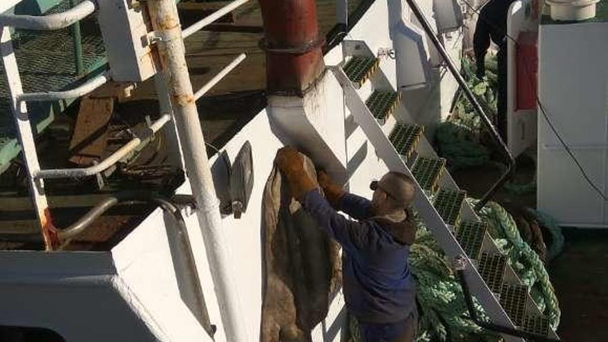 Un trabajador en una empresa de reparación naval. // Fdv